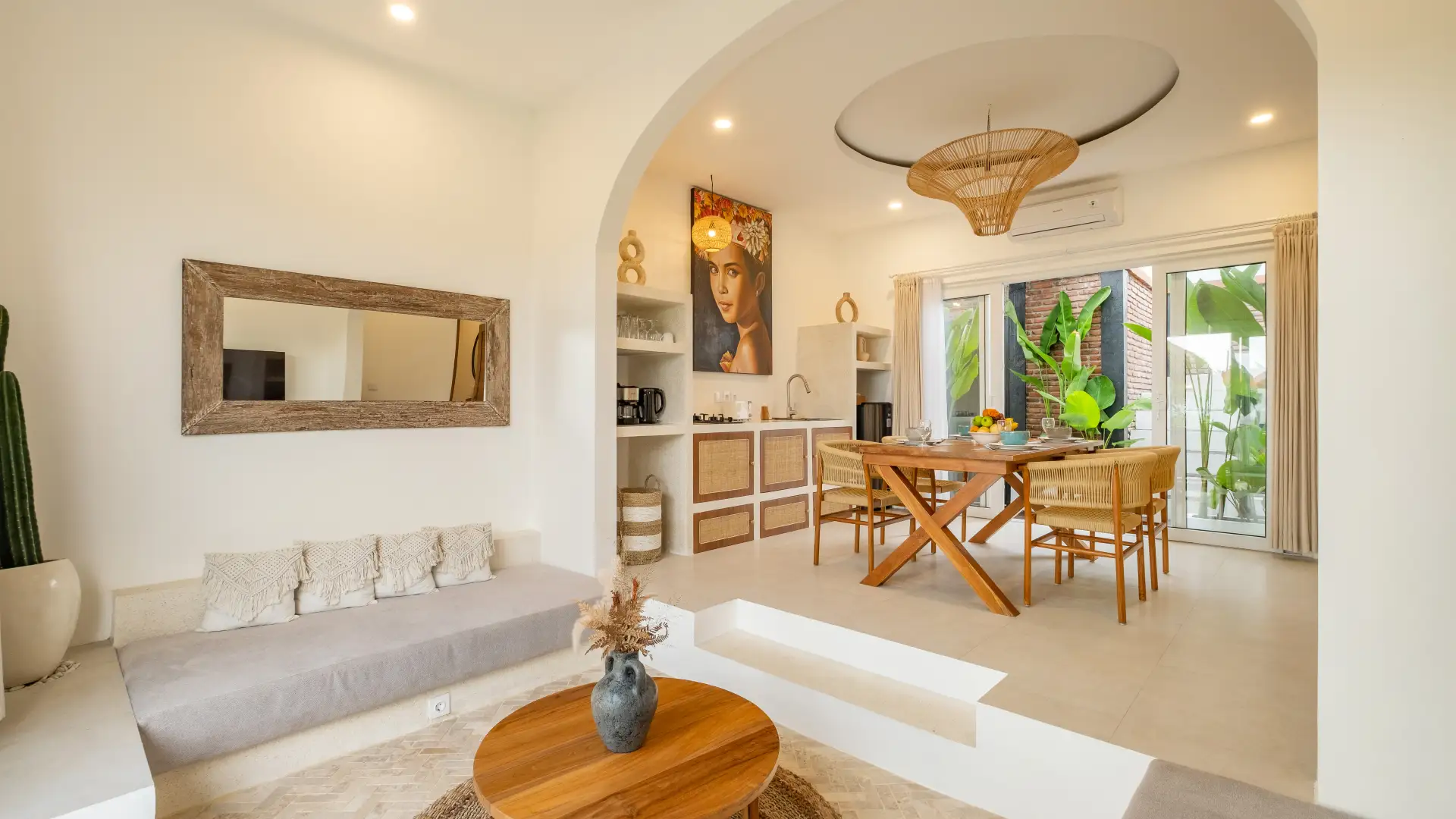 Open living area with sunken lounge and flat-screen TV – Villa Merlin