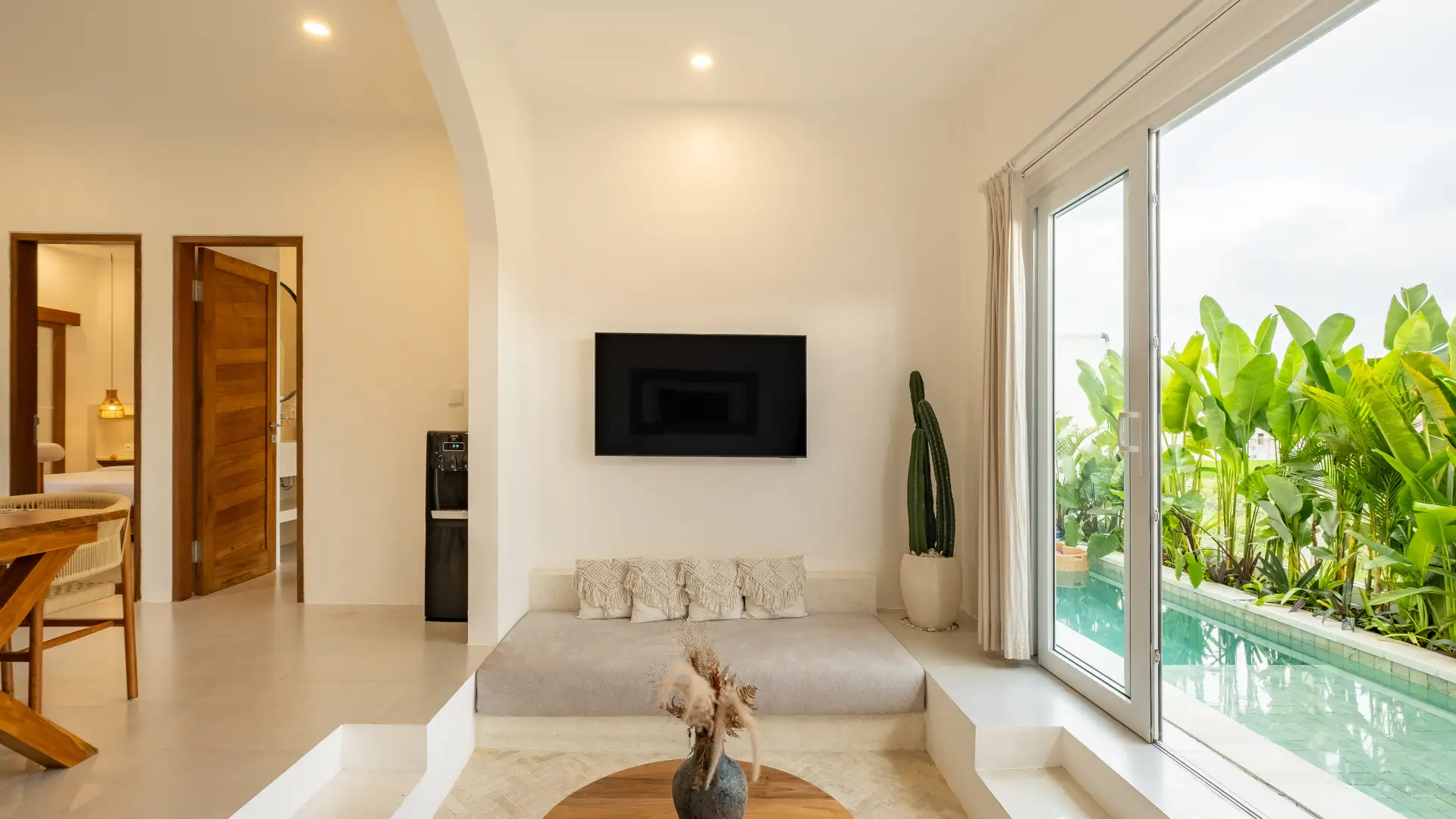 Open living area with sunken lounge and flat-screen TV – Villa Merlin
