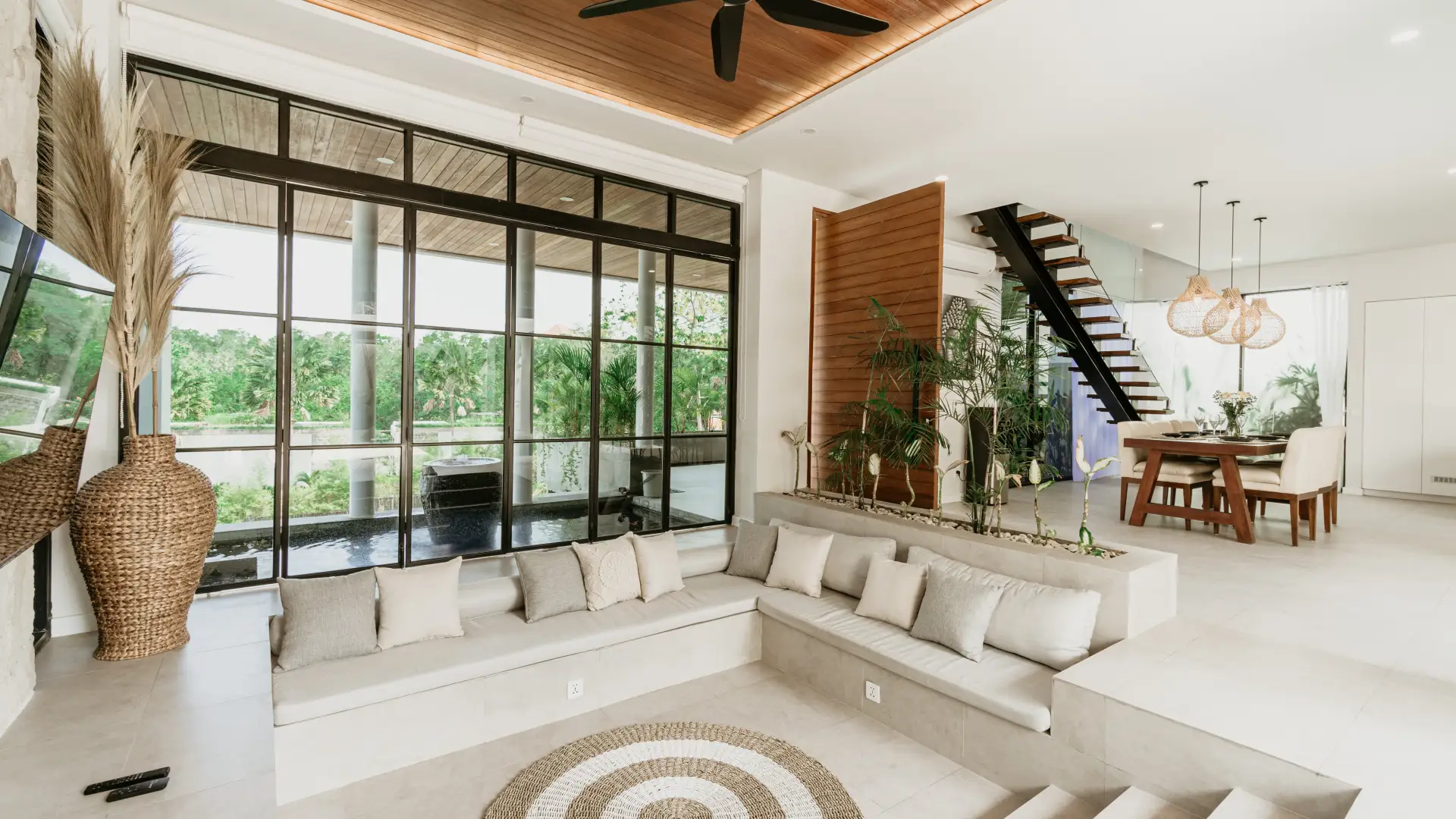 Sunken indoor lounge with smart TV and garden view - Ocean Dream Villa