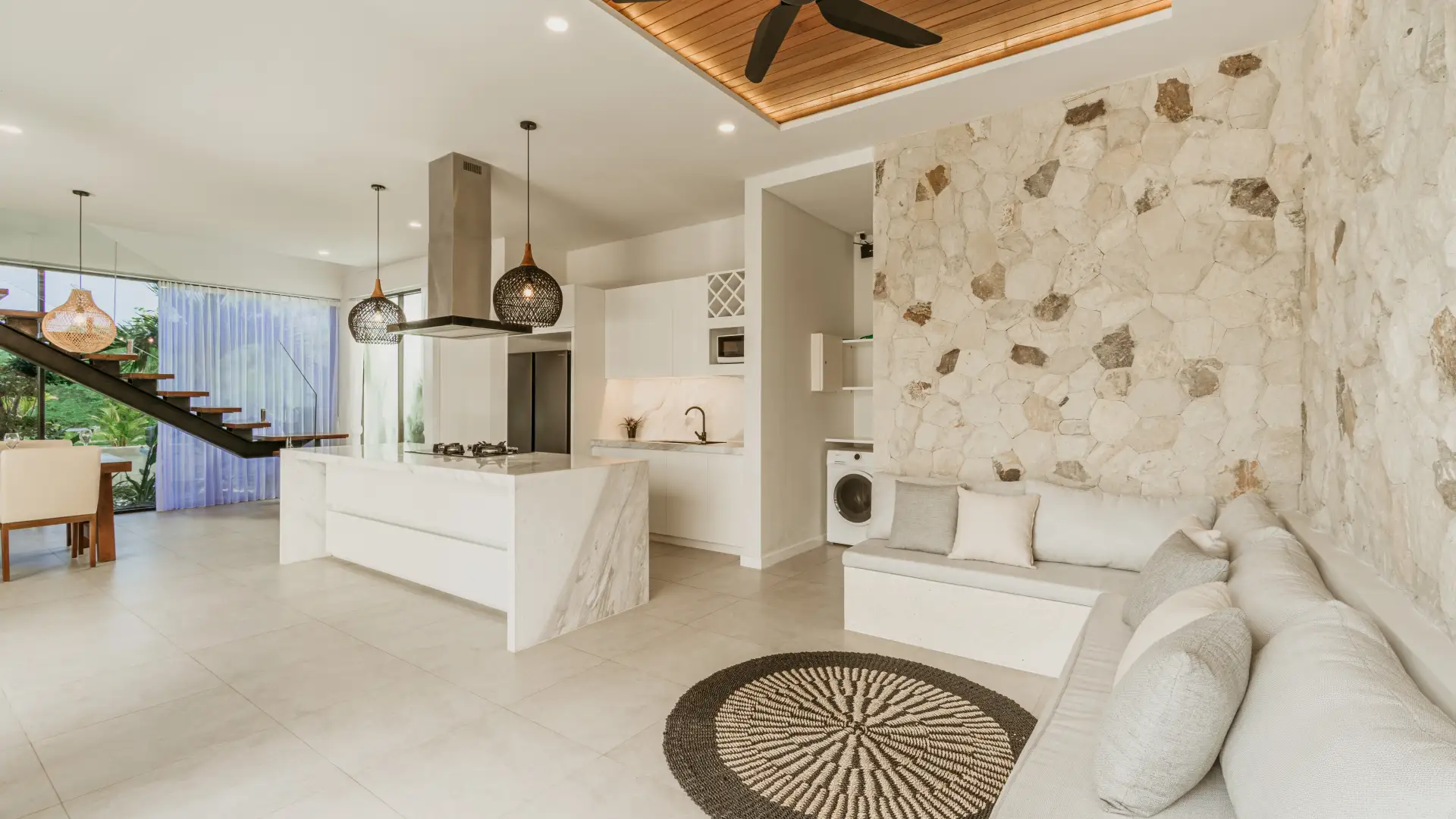 Sunken indoor lounge with smart TV and garden view - Ocean Dream Villa