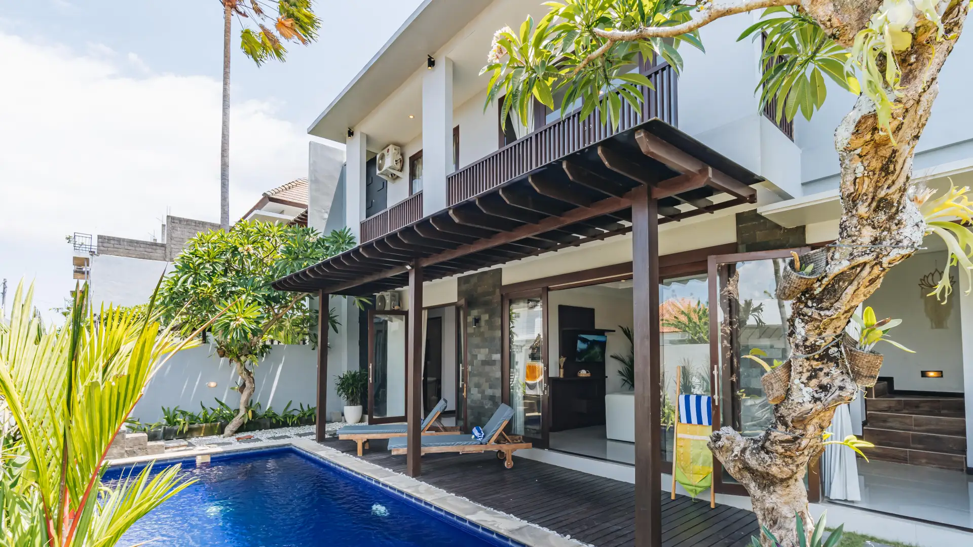 Private pool with twin fountains and sunbeds - Villa Griya Purnama Bali