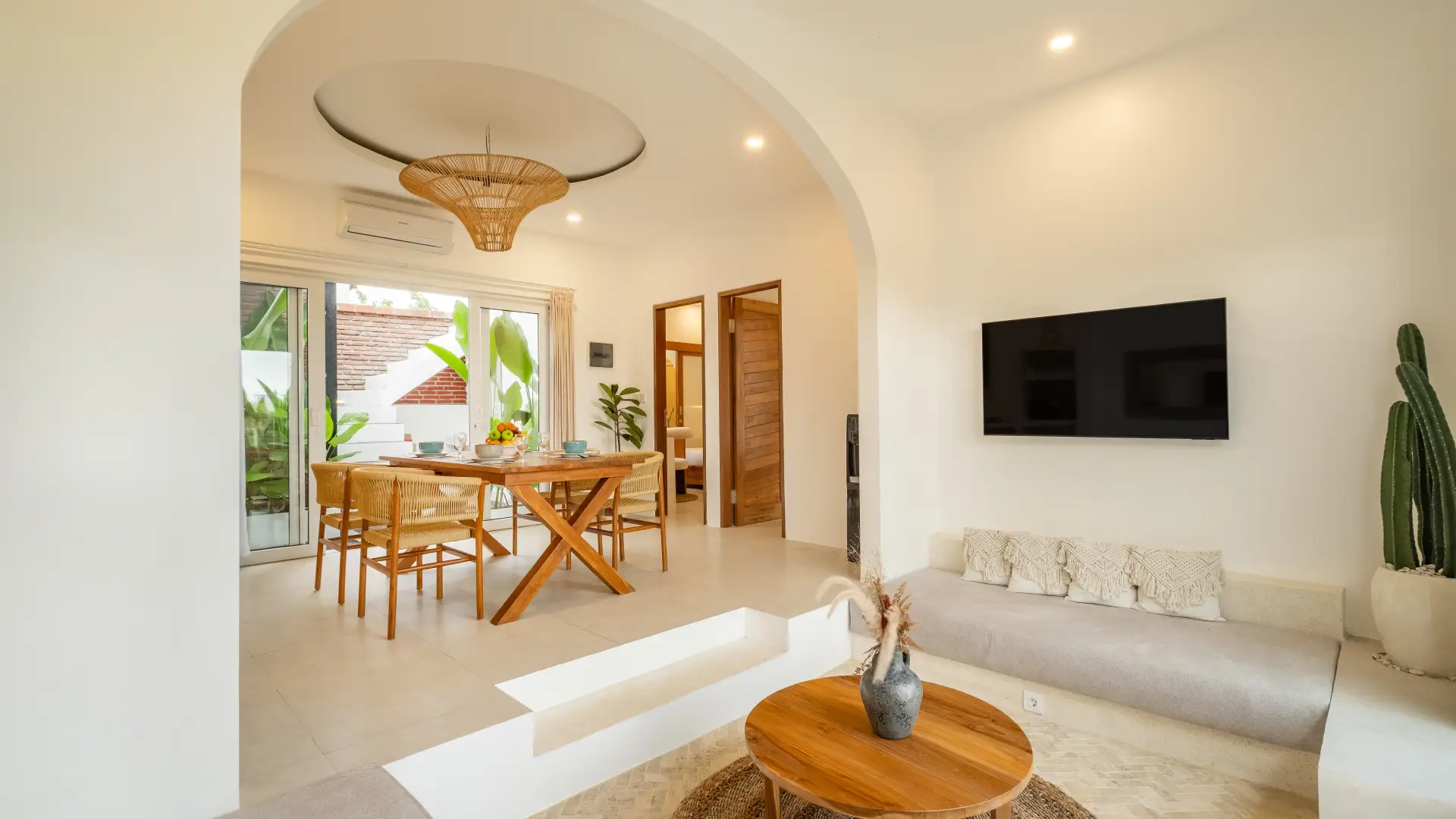 Open living area with sunken lounge and flat-screen TV – Villa Merlin