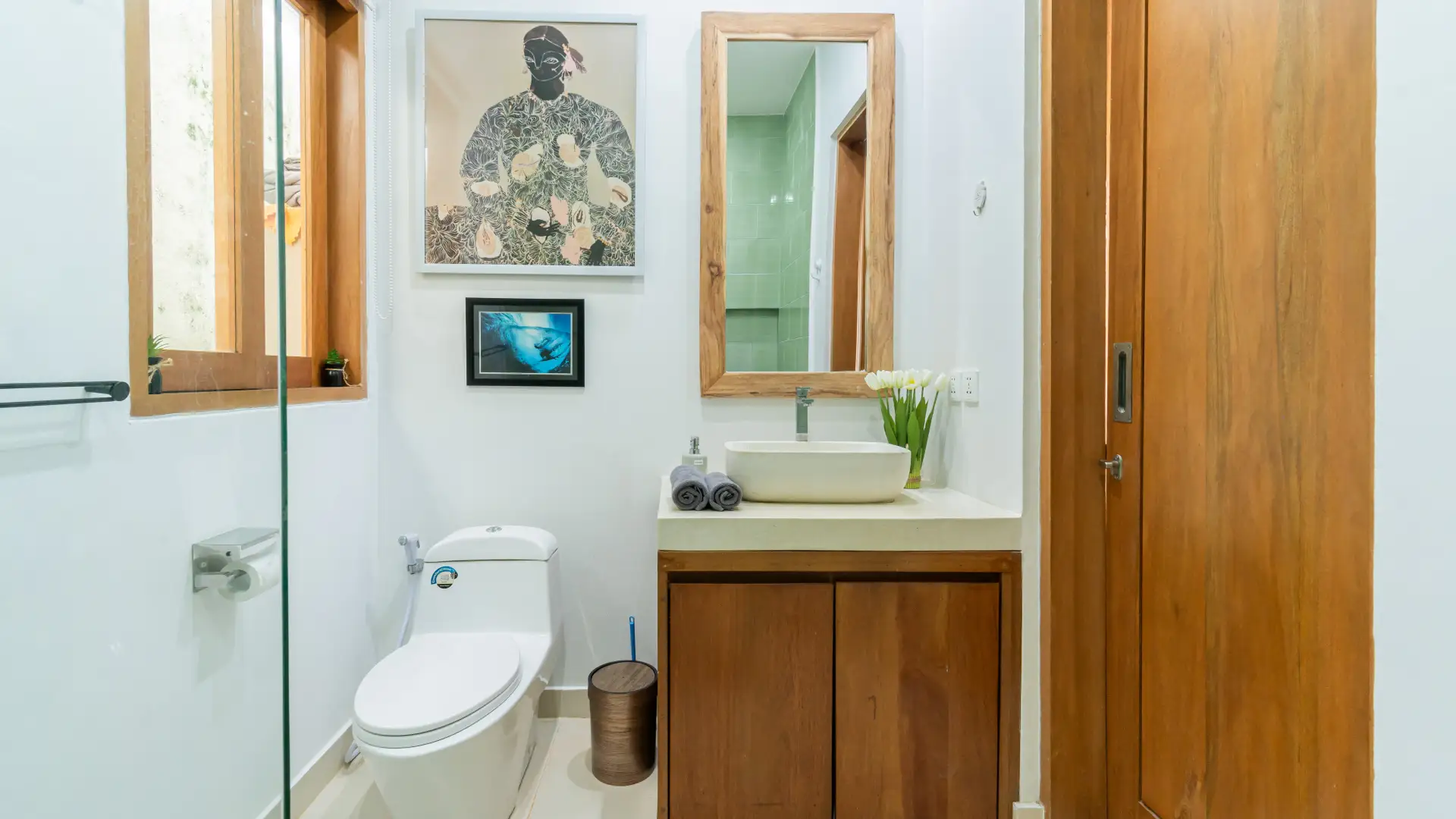 Ensuite bathroom with rain shower and garden view – Salthouse Villa Bingin