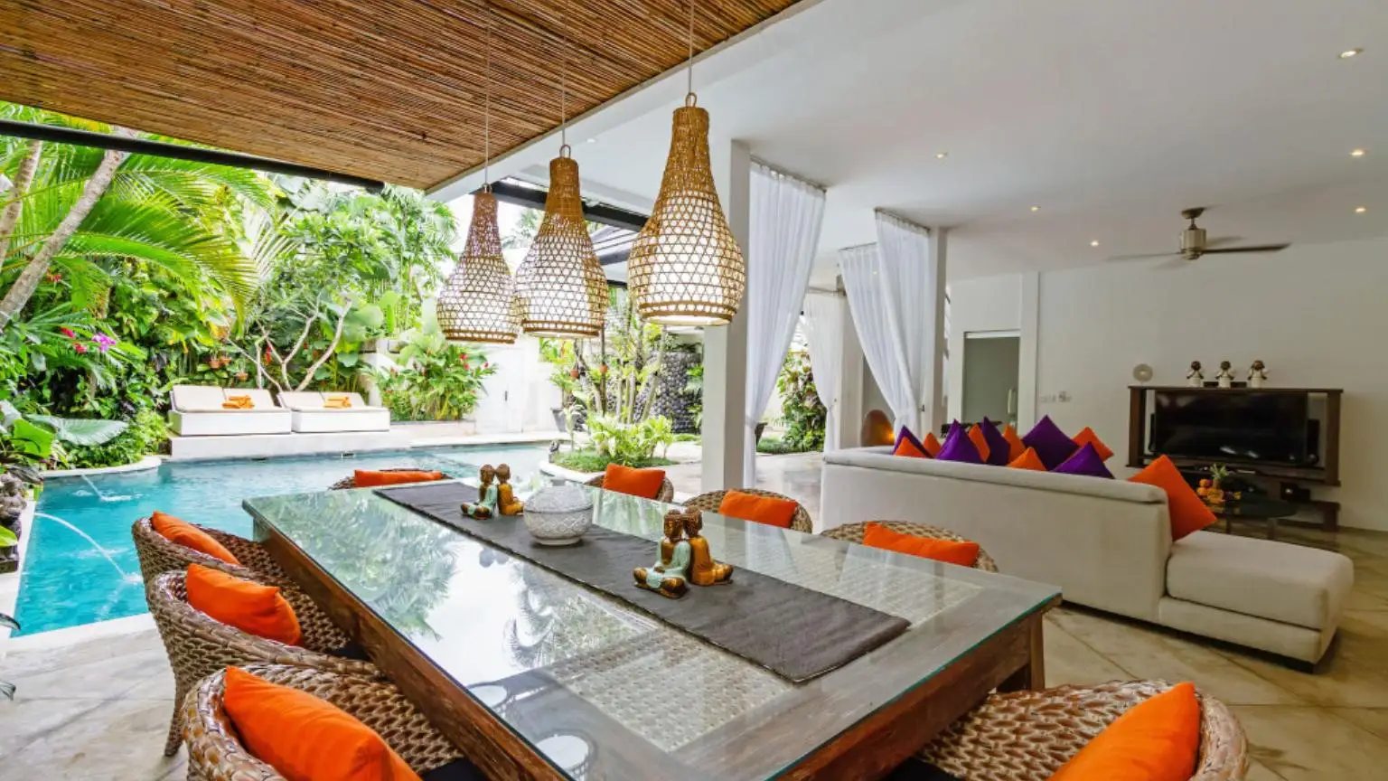 8-seat dining area overlooking the private pool – Villa Eindra