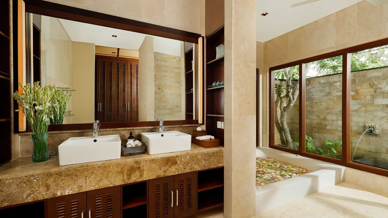 7BR Uluwatu cliff side villa