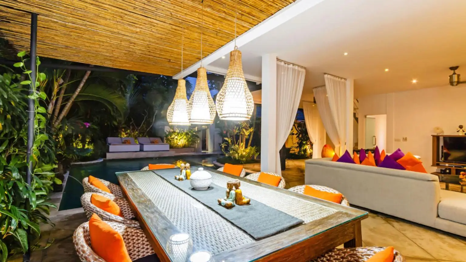 8-seat dining area overlooking the private pool – Villa Eindra