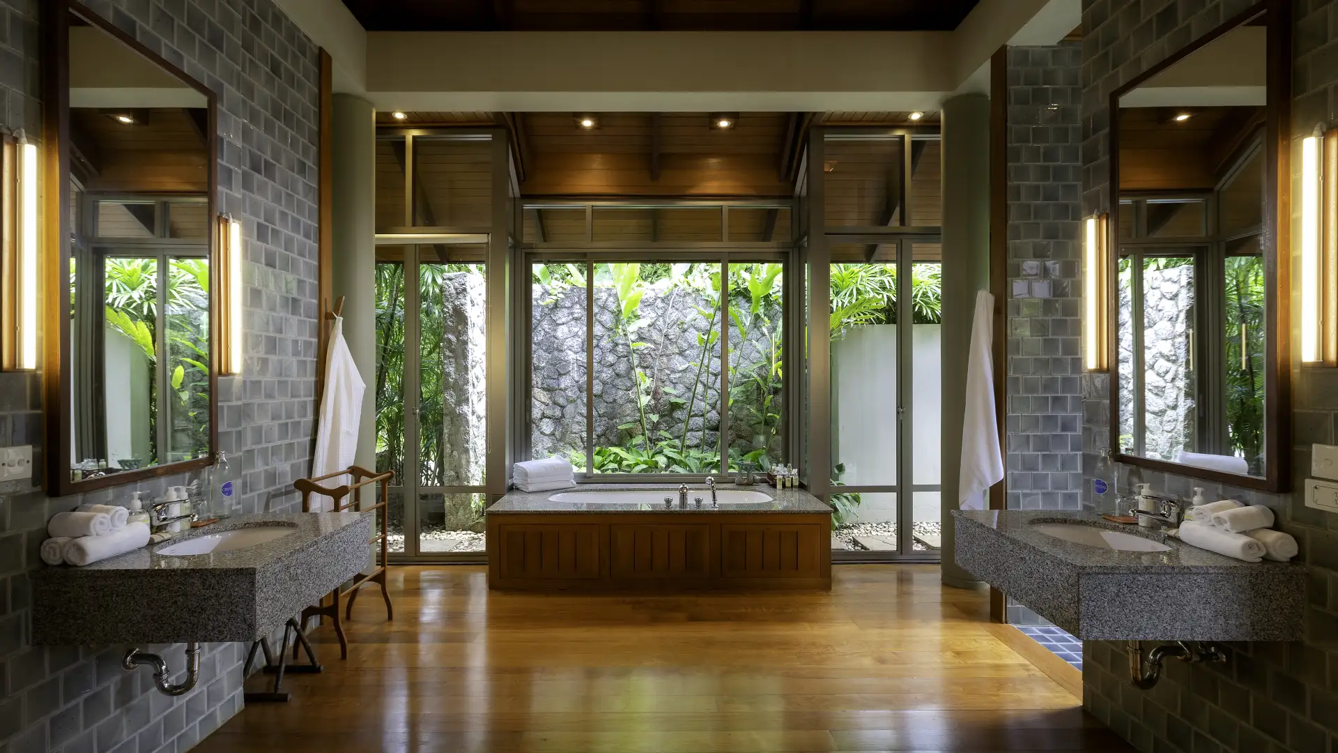 Clifftop 5-Bedroom Villa With A Pool In Phuket - Villa Praison