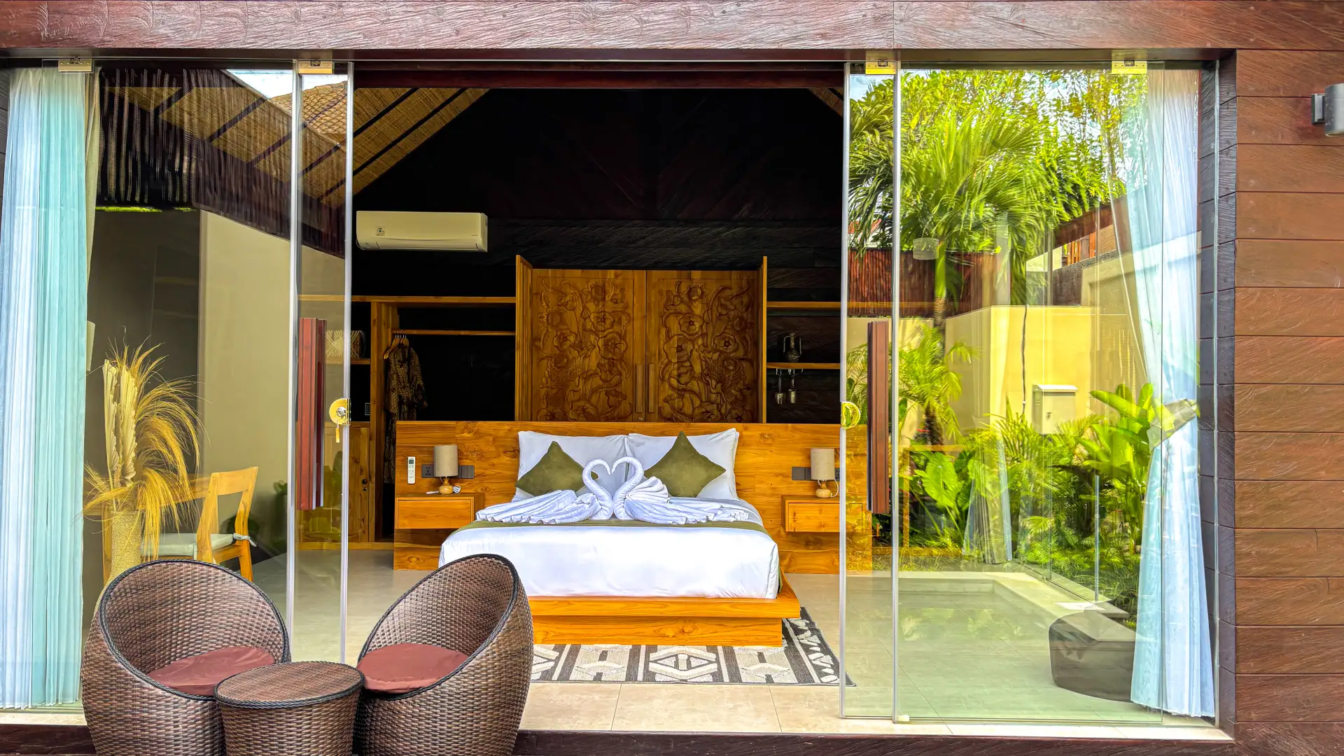 Queen-size bed with smart TV and cozy interior - Villa Dijabu Kuta