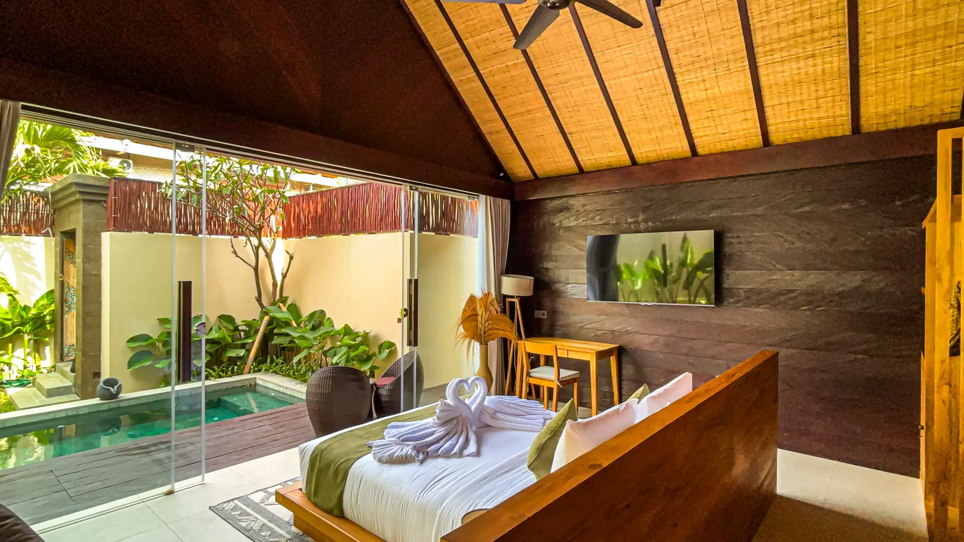 Queen-size bed with smart TV and cozy interior - Villa Dijabu Kuta