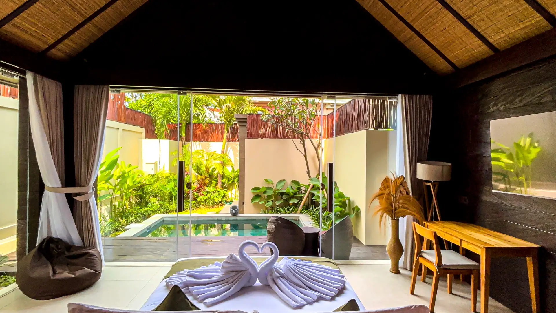 Queen-size bed with smart TV and cozy interior - Villa Dijabu Kuta