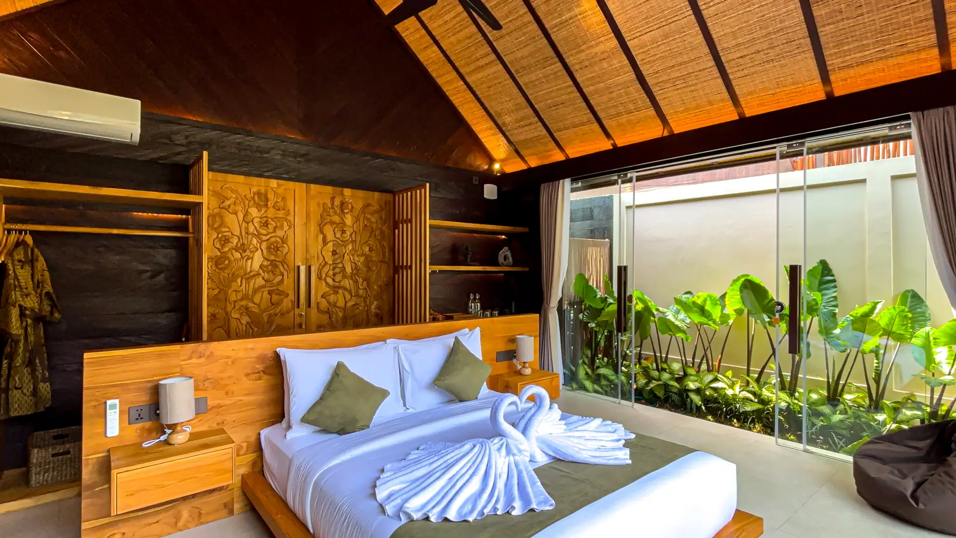 Queen-size bed with smart TV and cozy interior - Villa Dijabu Kuta