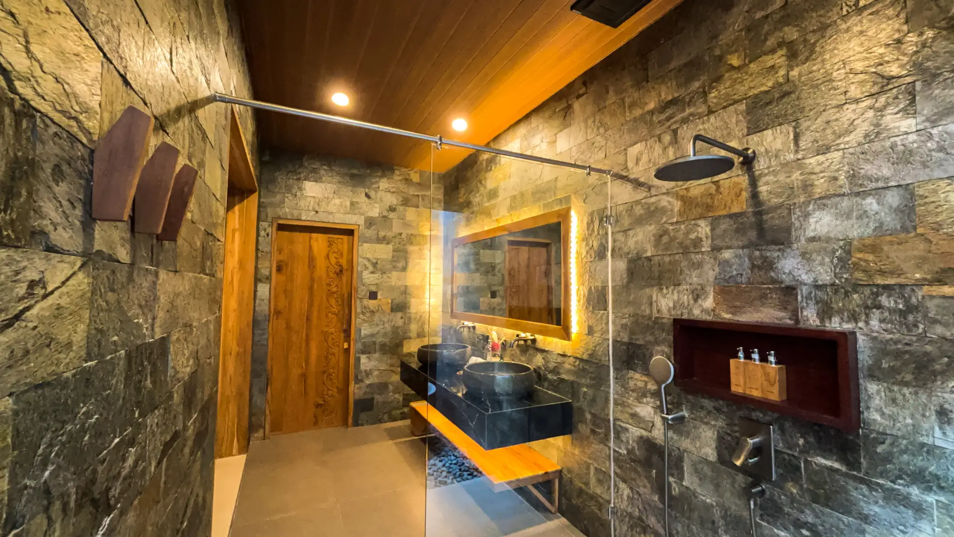 Spa-like ensuite with soaking bathtub - Villa Dijabu Bali