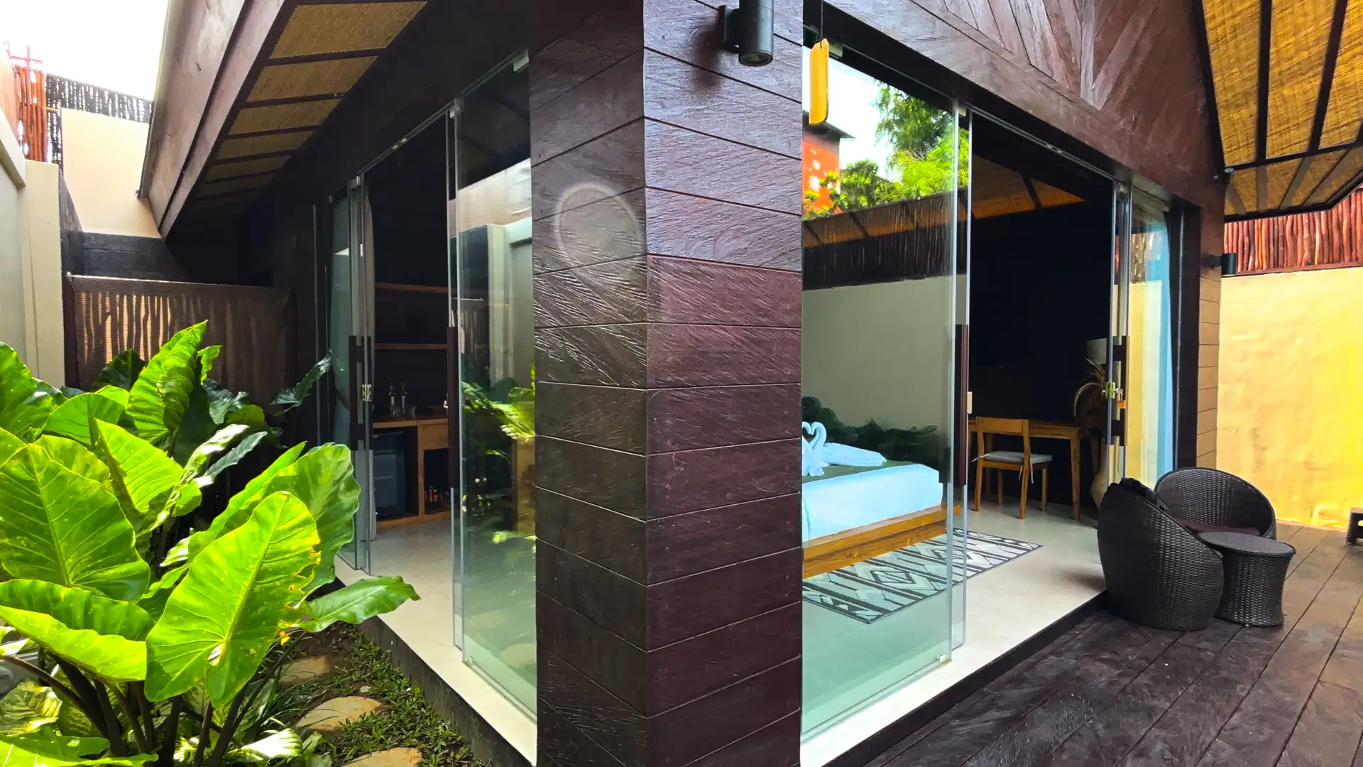 Tropical entrance walkway with smart gate - Villa Bolon Kuta