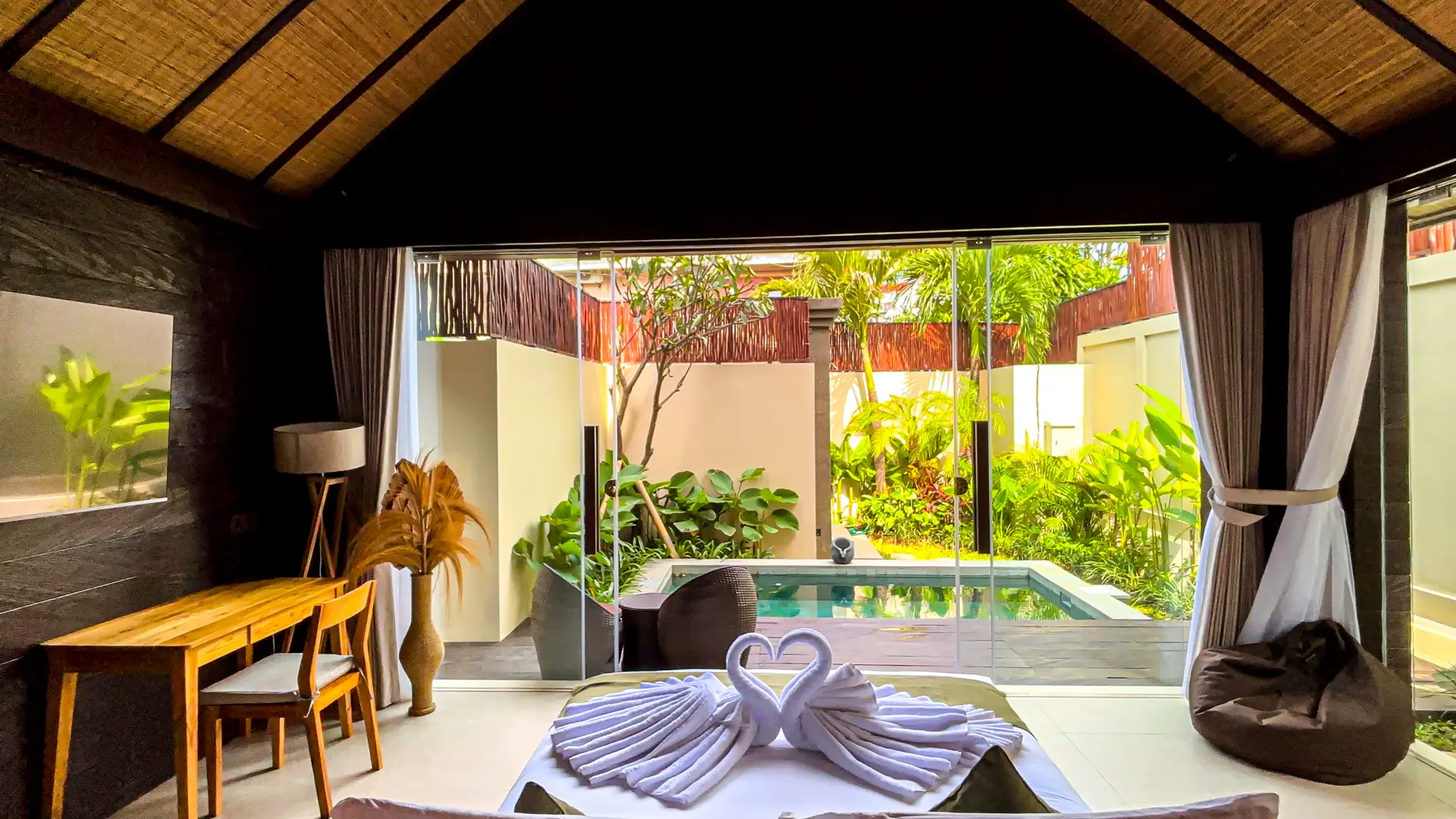 Queen-size bedroom with smart TV and cozy decor - Villa Bolon
