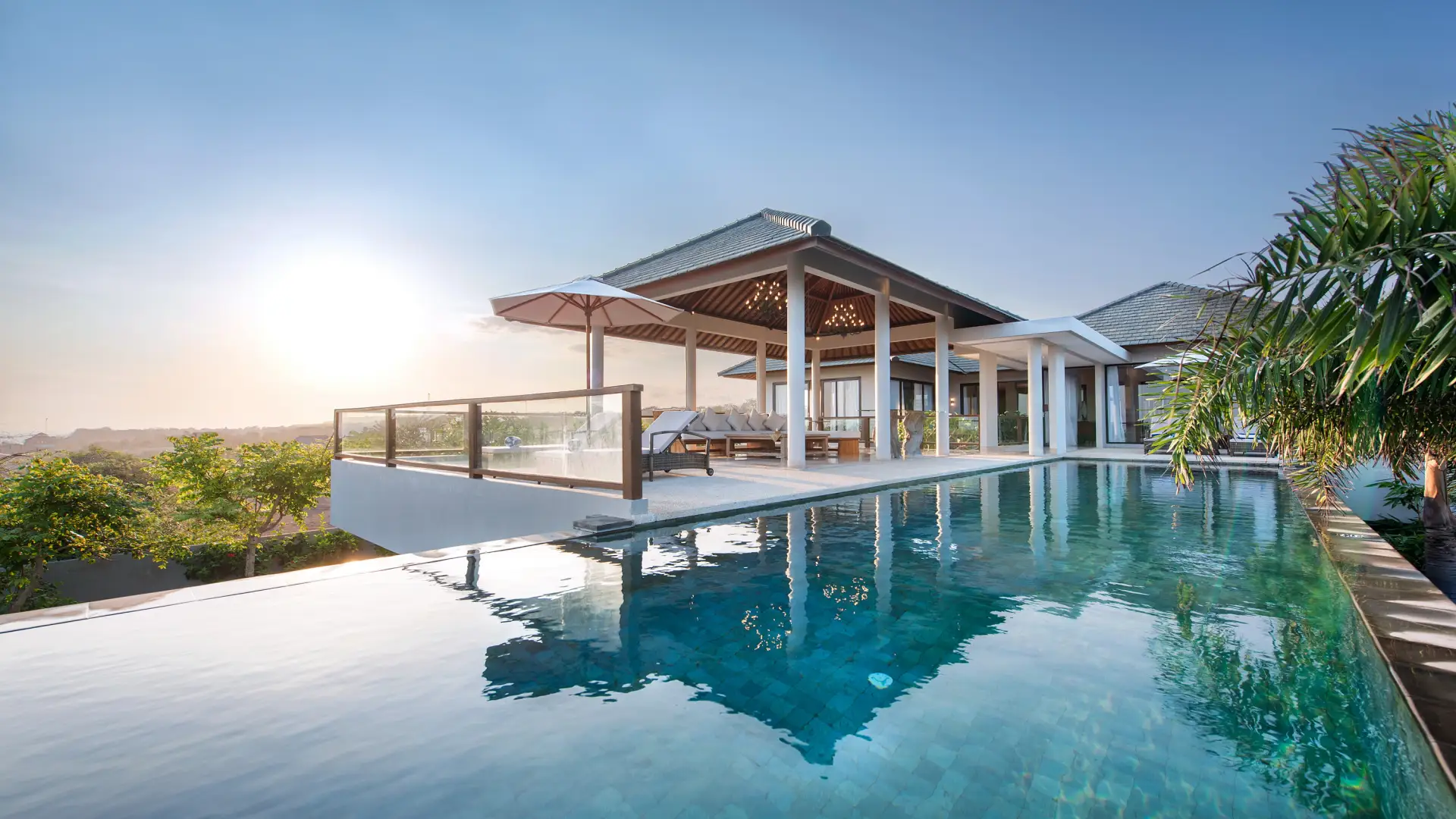 Elegant 4 Bedroom Oceanfront Escape