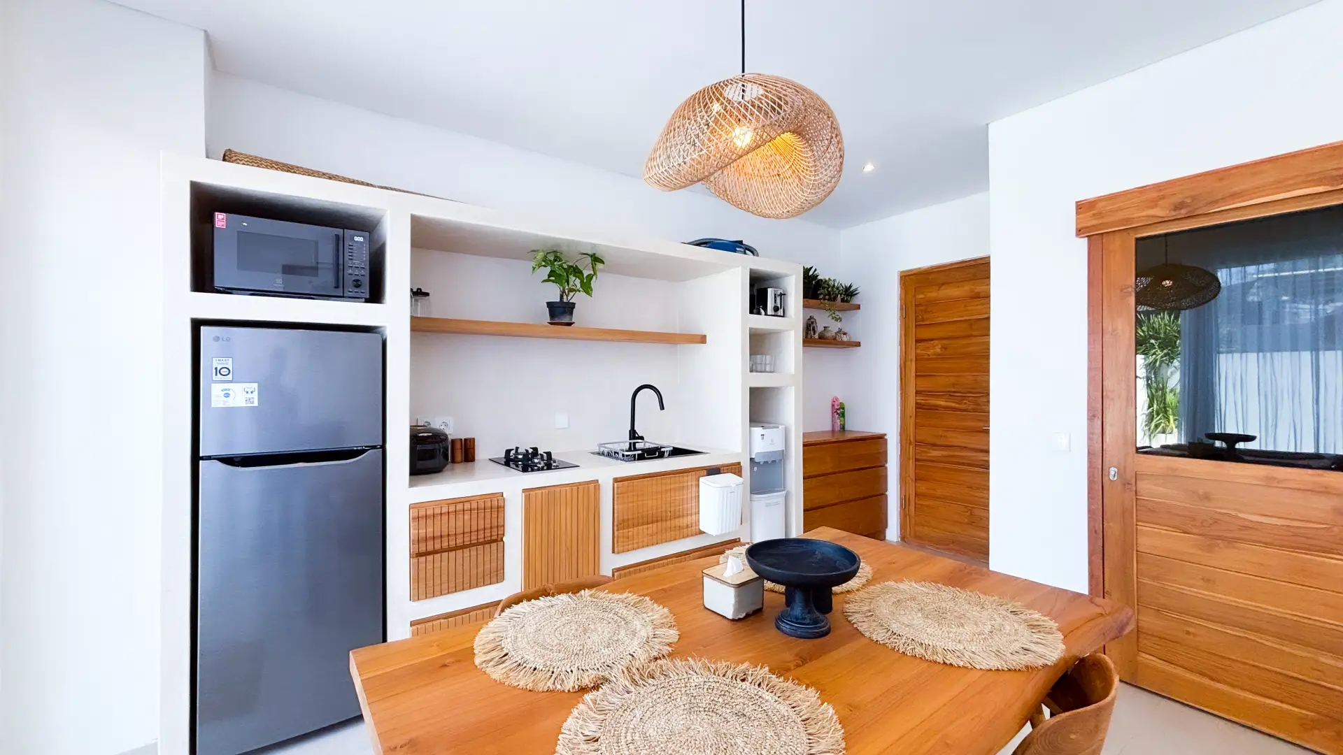 Fully equipped kitchen with dining table for four – Villa Balinay