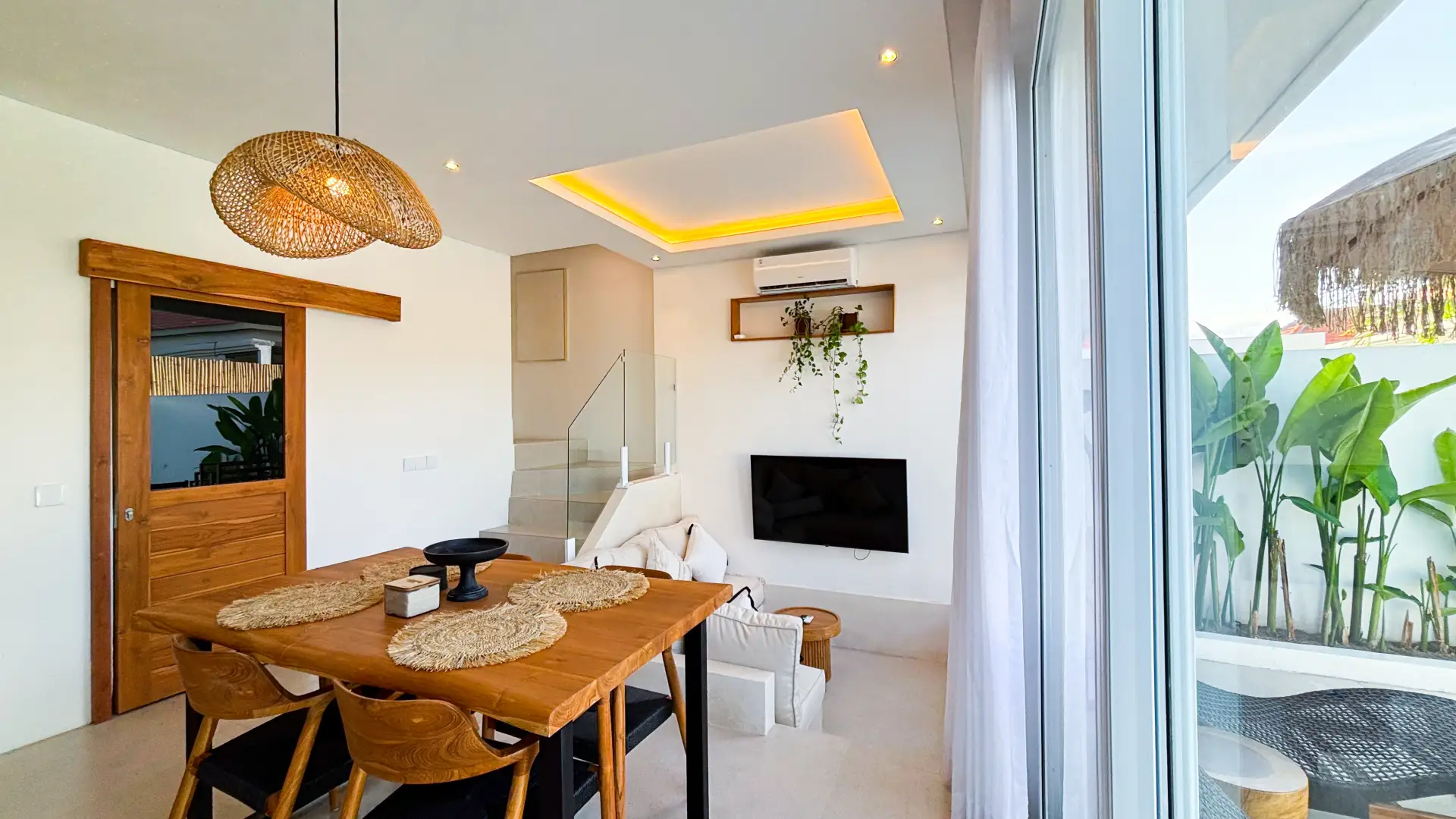 Fully equipped kitchen with dining table for four – Villa Balinay