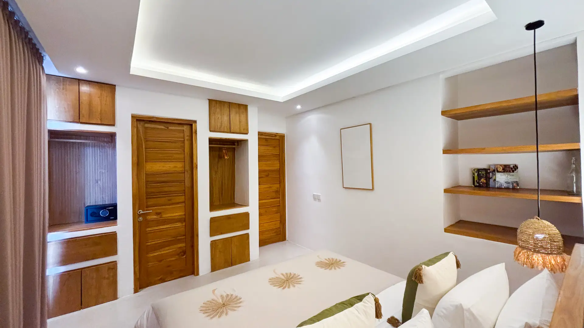 Queen-size bed with balcony and ensuite bathroom – Villa Balinay