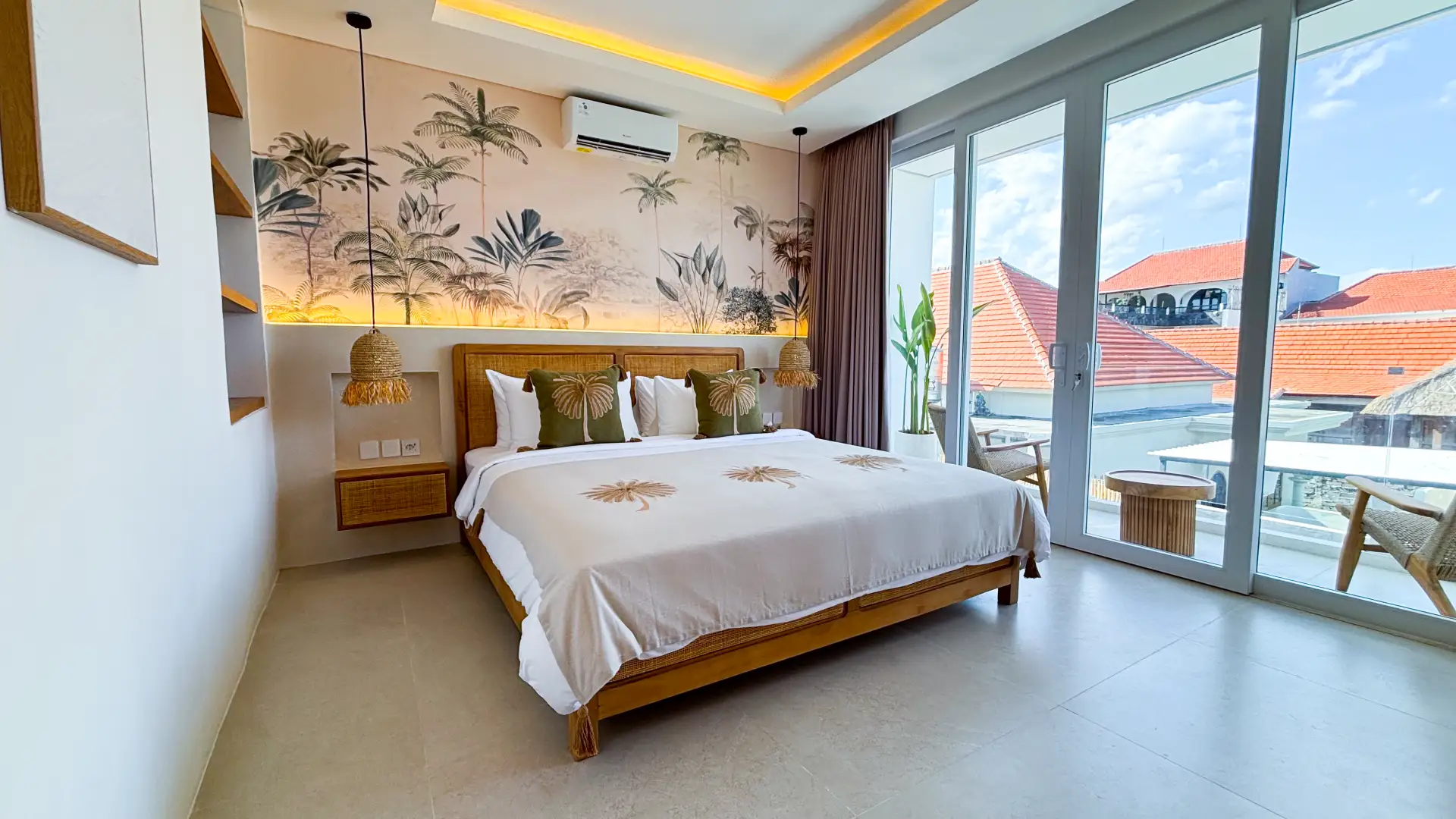 Queen-size bed with balcony and ensuite bathroom – Villa Balinay