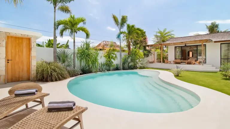 Swimming Pool & Property - Villa Panas Sekali