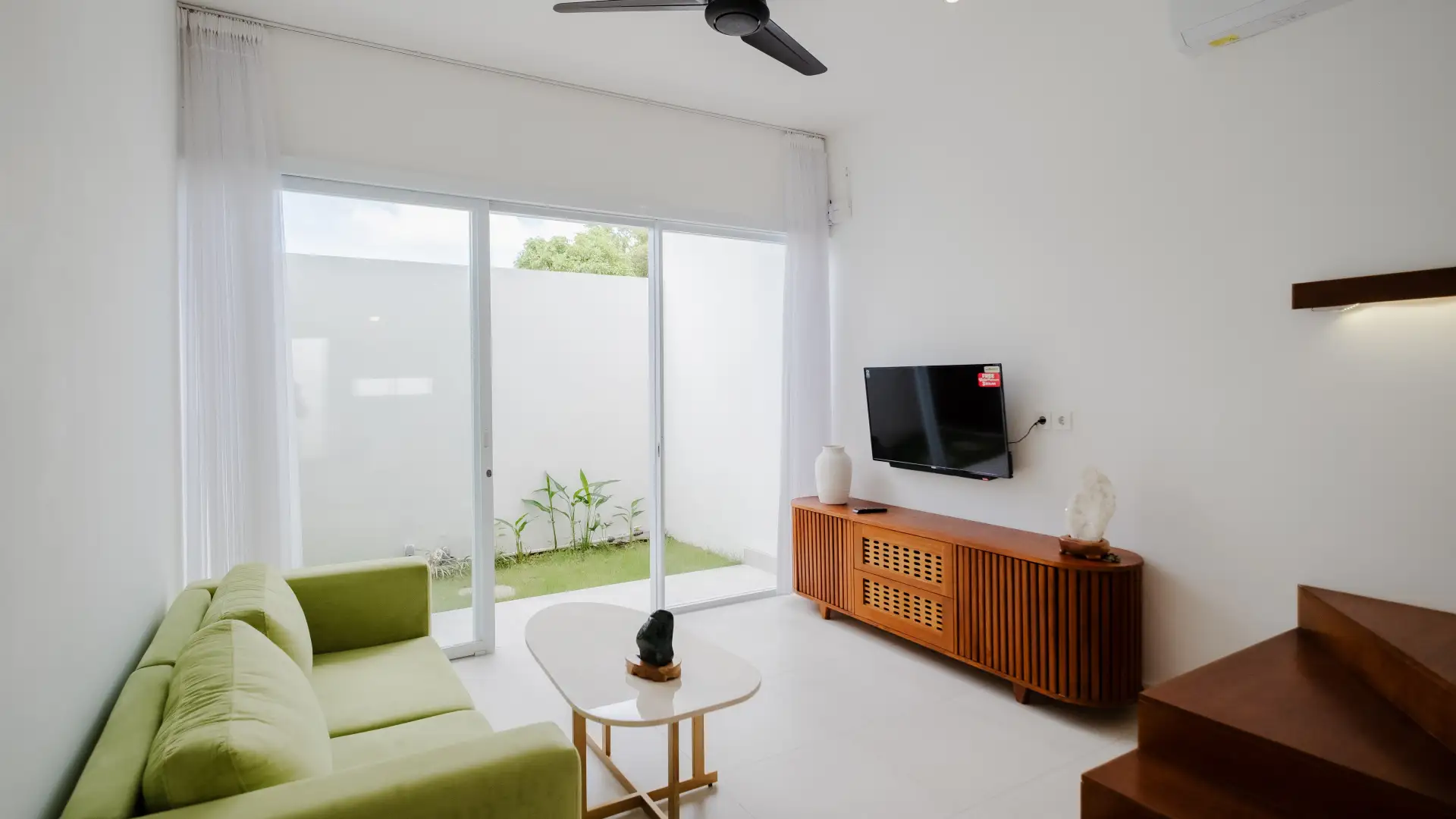 Semi-outdoor living space with sofa and smart TV - Casa De Vero Amore