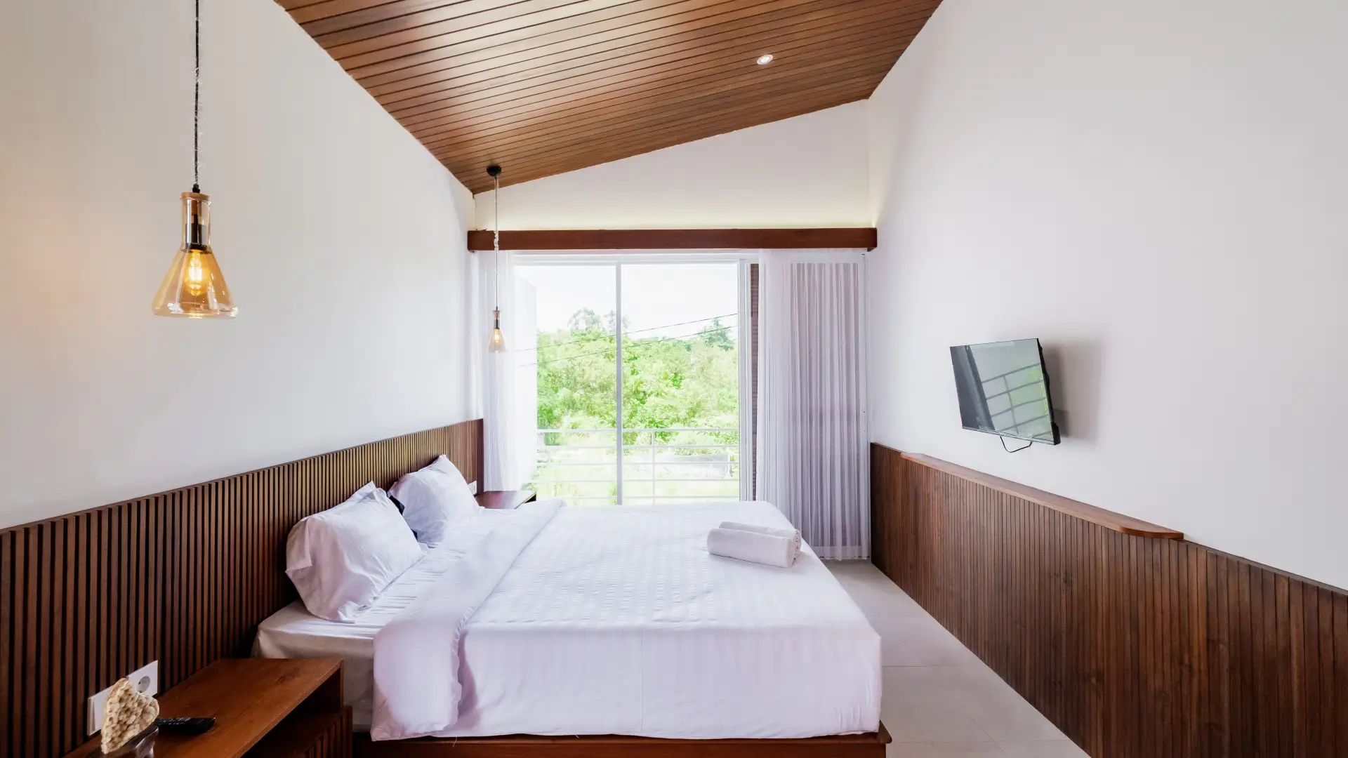 King-size master bedroom with balcony and natural light - Casa De Vero Amore