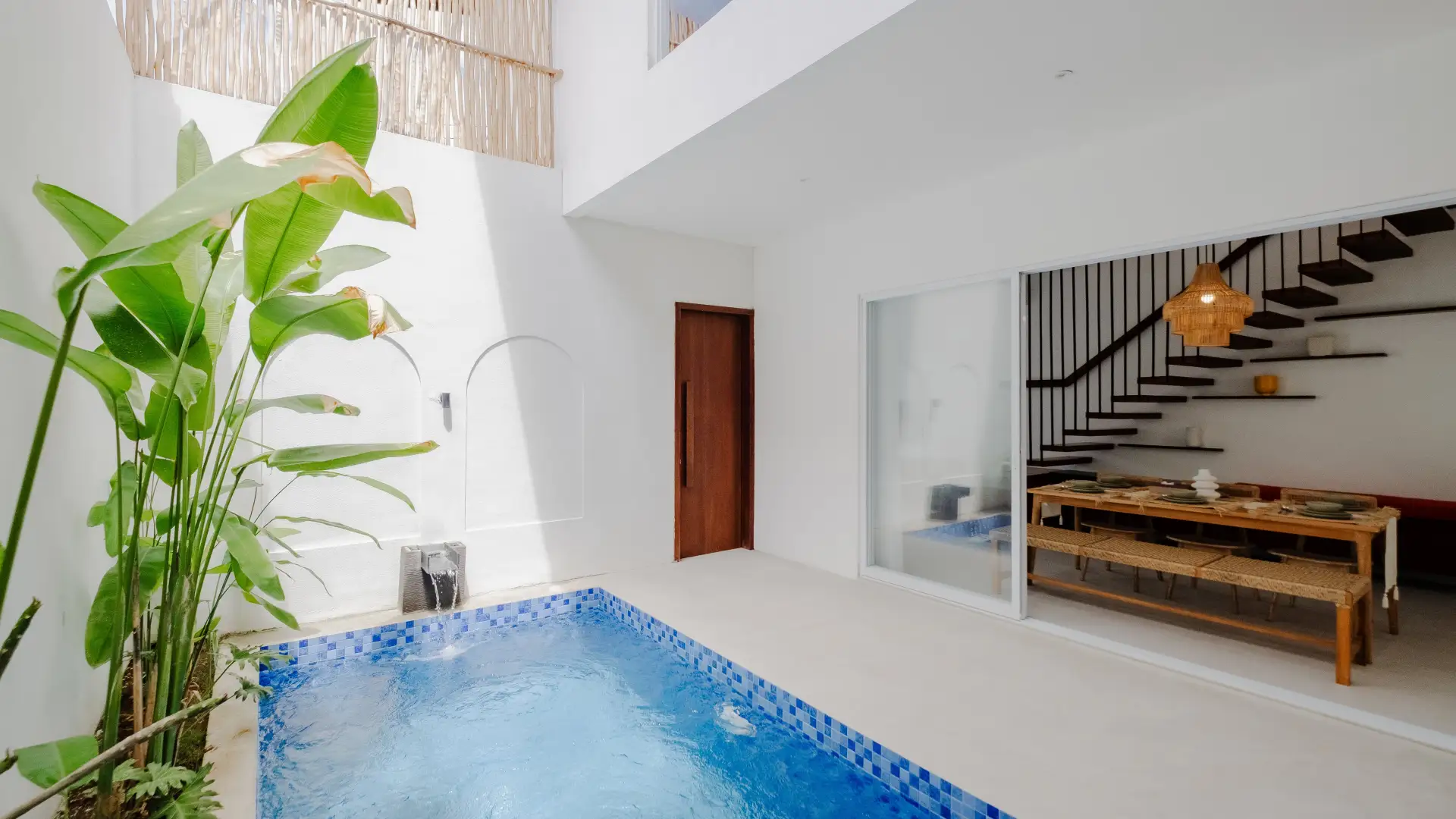 Private pool with fountain surrounded by greenery - Casa De Vero Amore