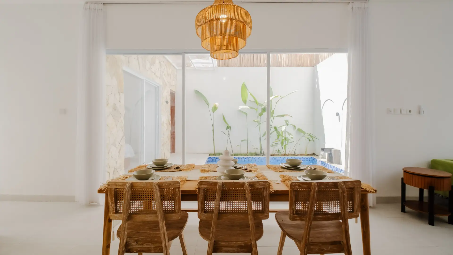 Indoor dining table with wood decor for 6 - Casa De Vero Amore
