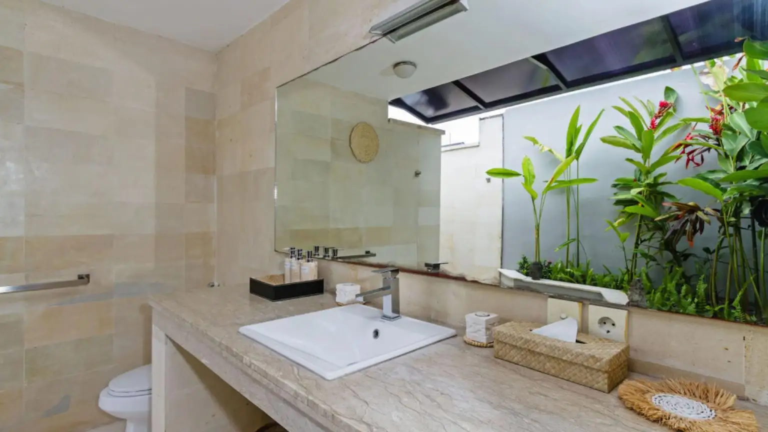 Outdoor shower and modern ensuite bathroom – Villa Eindra Bali