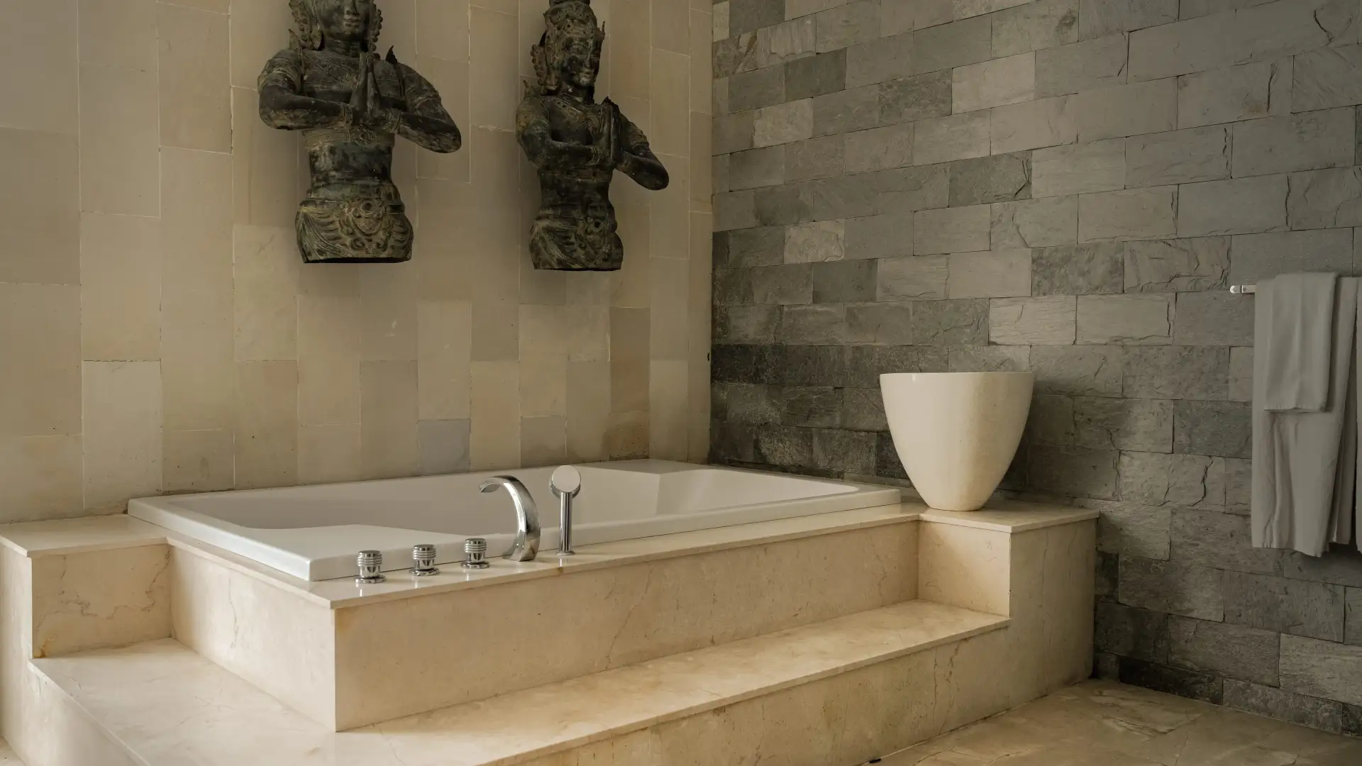 Modern 4BR Villa Steps from Cemagi Beach