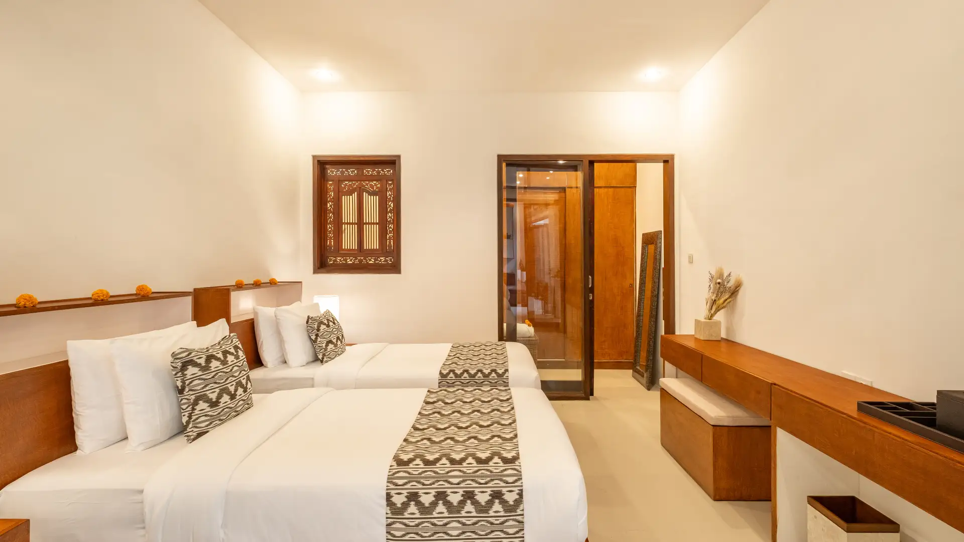 Twin bedroom with AC and soft linens at The Seven Residence