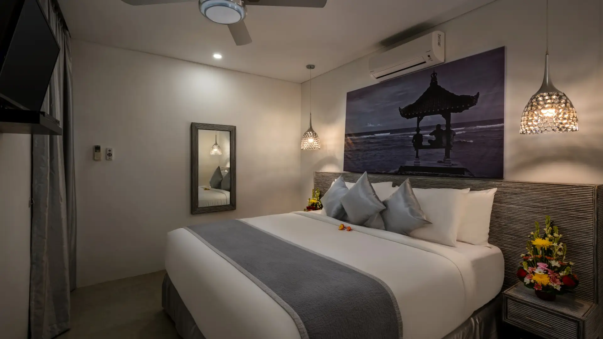 Master bedroom with balcony and desk at Villa Ozamiz in Seminyak