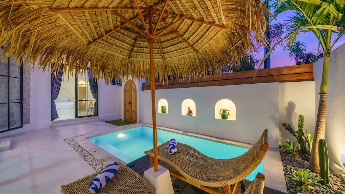 Private swimming pool with two sunbeds and garden setting - Villa Selina