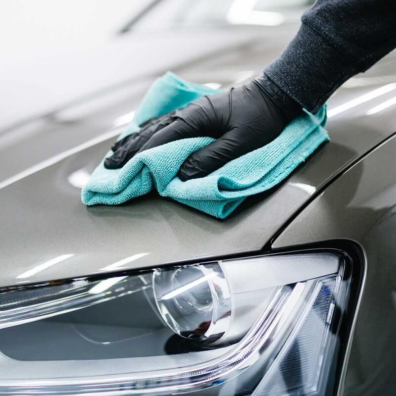 Cách xử lý xe ô tô trầy xước nhẹ bằng khăn và các dung dịch tẩy xước bề mặt