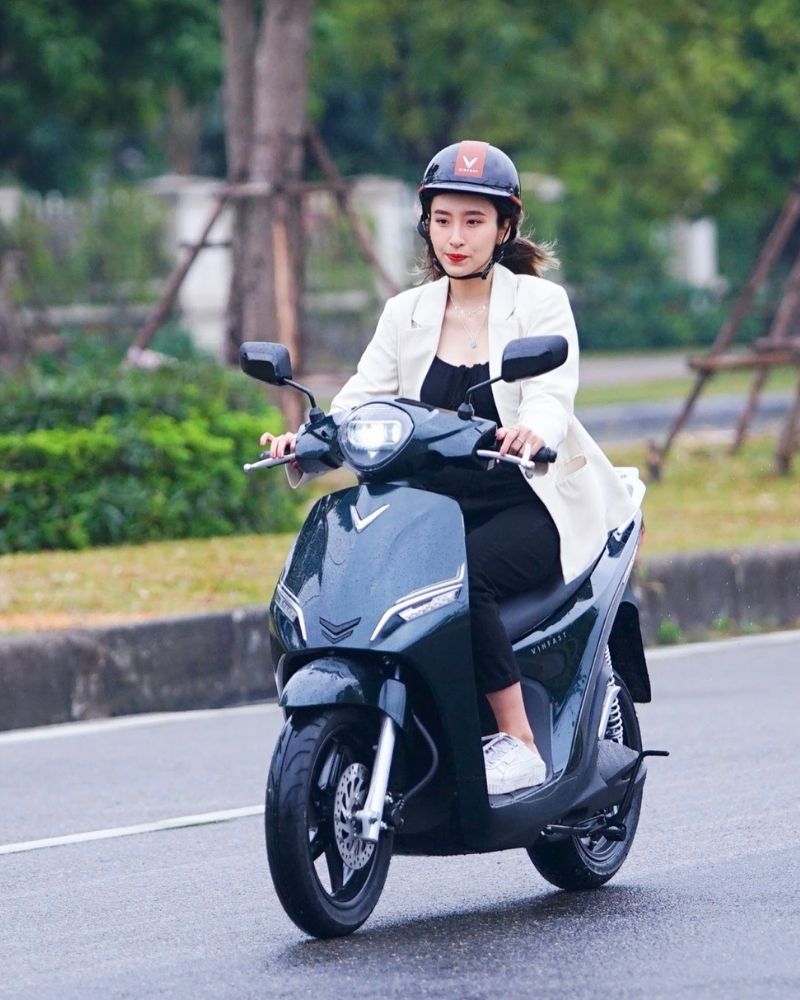 Lưu ý khi chọn xe máy điện, VinFast Feliz được trang bị hệ thống giảm xóc KaiFa mang lại sự êm ái khi di chuyển trên mọi địa hình