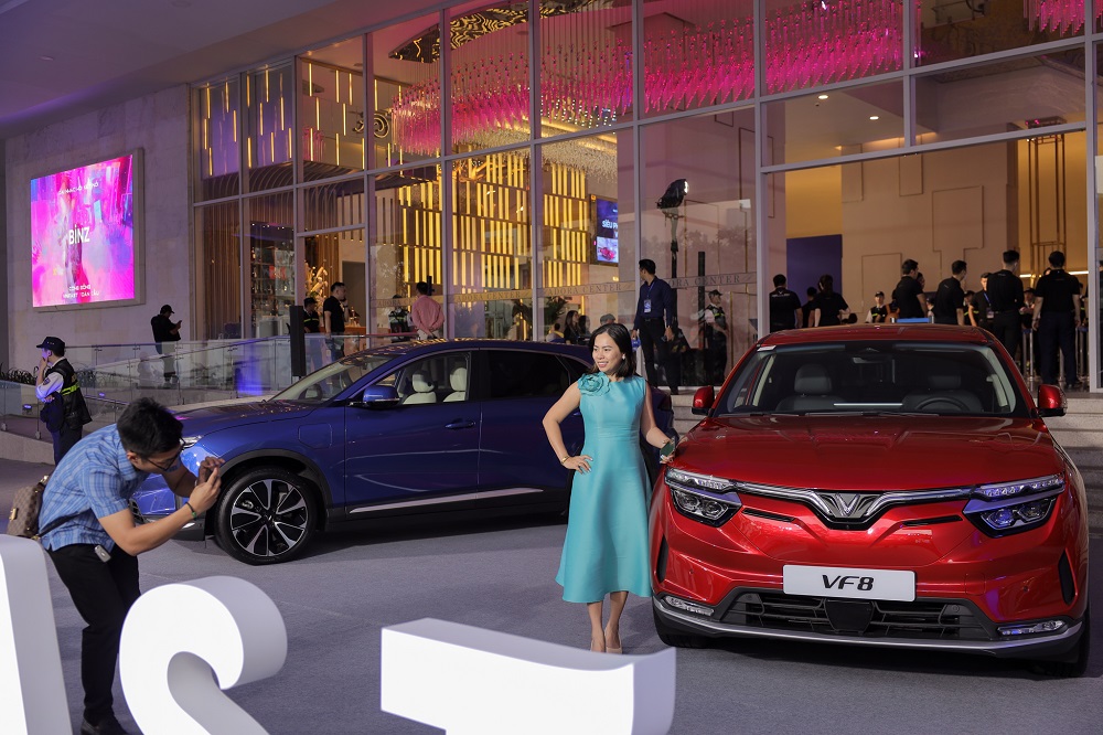 khách mời chụp ảnh với VinFast VF 8