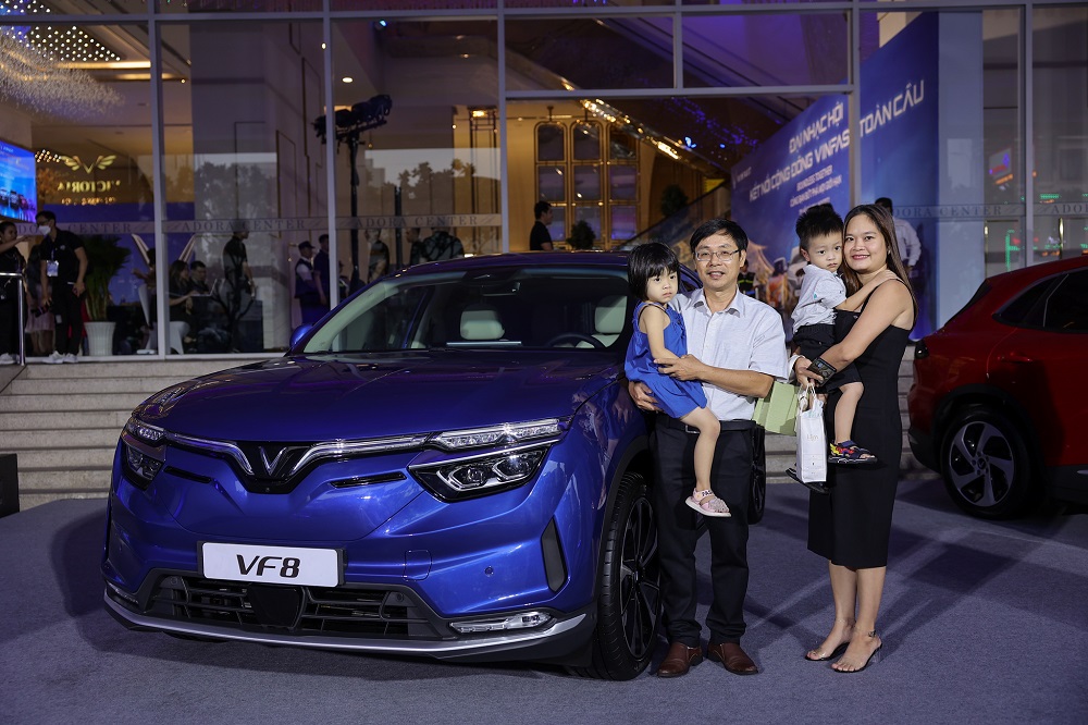 gia đình chụp hình check-in cùng VF 8