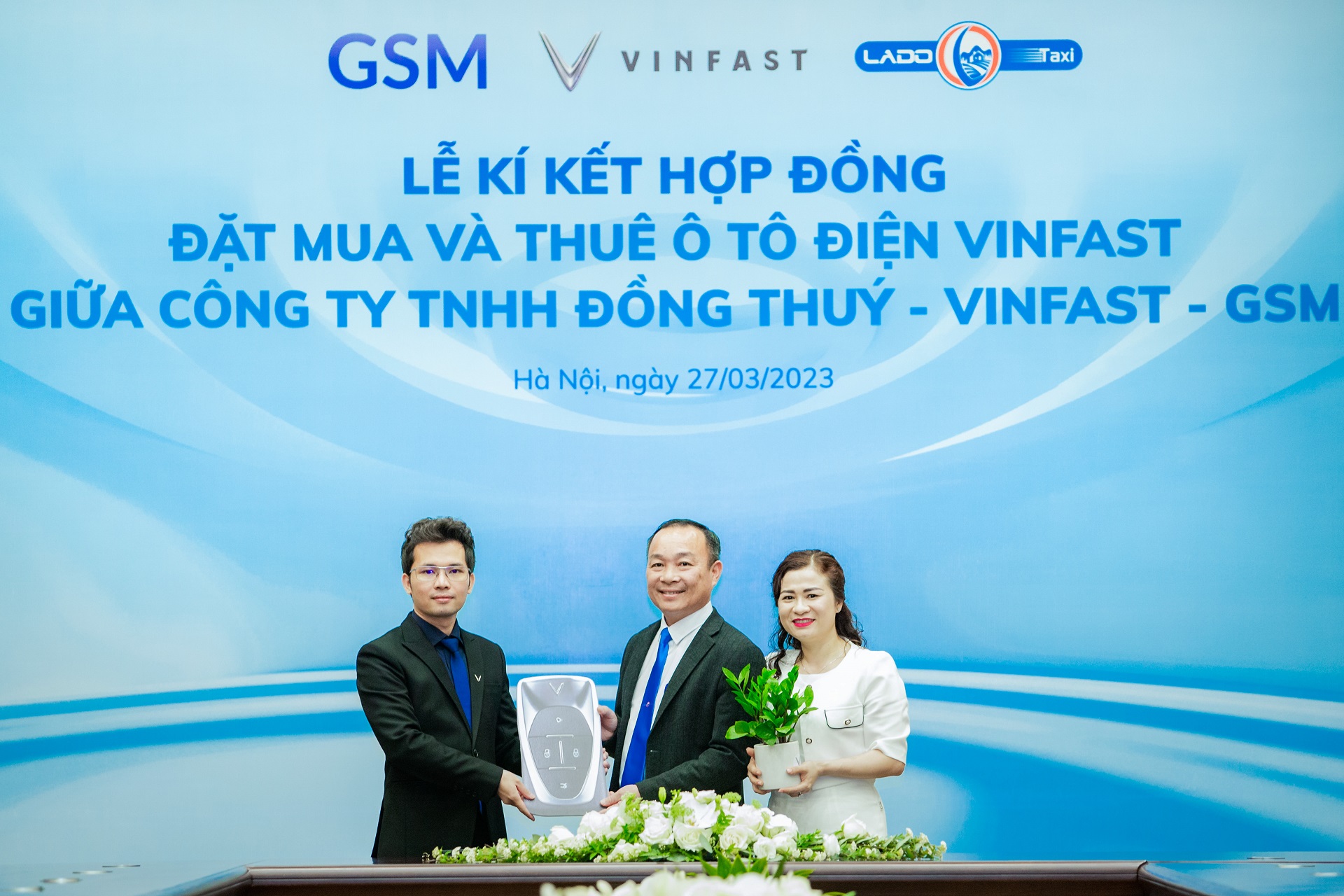 lado taxi hợp tác với VinFast