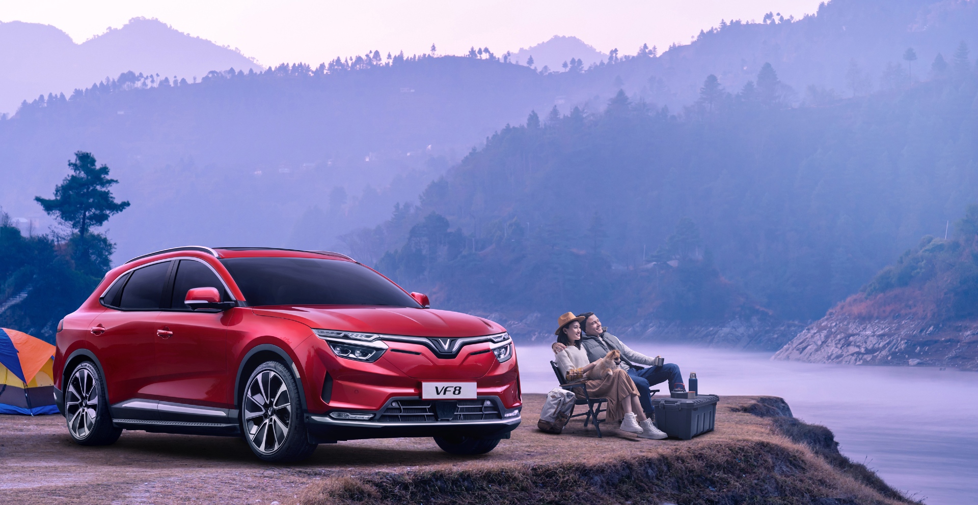 hiết kế vinfast vf 8 với nắp capo có các đường gân dập nổi, tạo nên vẻ đẹp khỏe khoắn, mạnh mẽ.