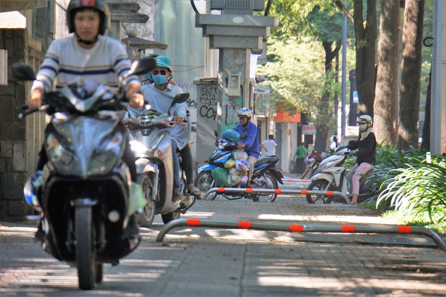 xe máy đi ngược chiều trên vỉa hè ở các thành phố lớn