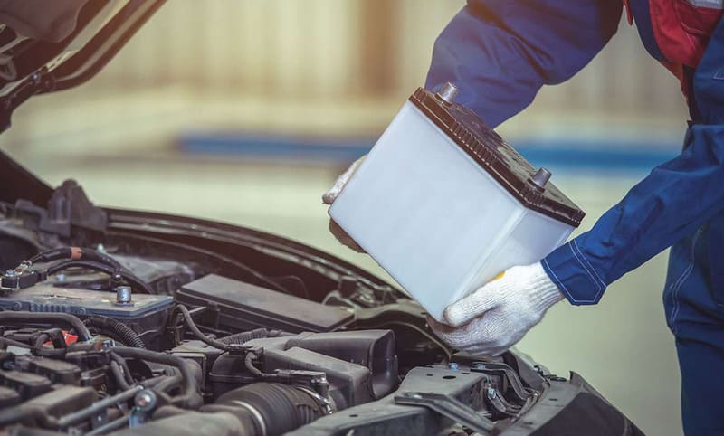 Ắc quy ô tô là bộ phận dự trữ năng lượng được đặt trong khoang máy