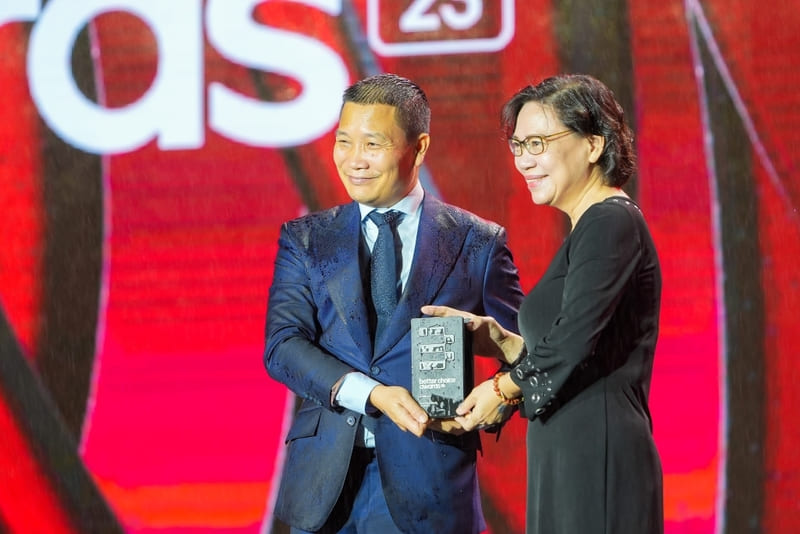 Ông Nguyễn Mạnh Thắng, thành viên của Hội đồng thẩm định chung khảo trao cúp cho bà Hồ Thanh Hương - Tổng Giám đốc VinFast thị trường Việt Nam