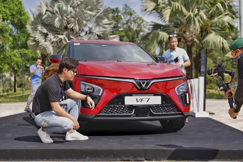 Reviewer kênh Xe Hay bày tỏ sự phấn khích với VF 7