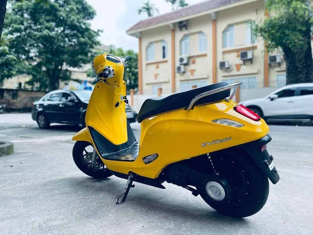 xe máy điện VinFast Evo200 màu vàng tươi mới và nổi bật