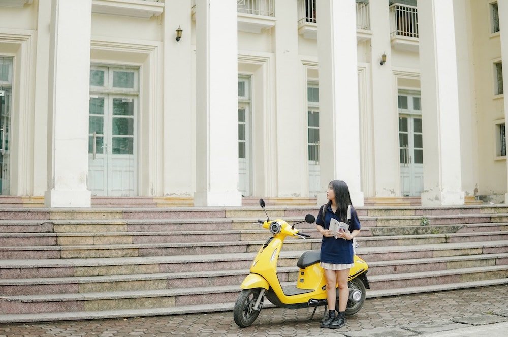 bao nhiêu tuổi mới được đứng tên xe