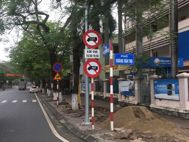 Tìm hiểu các loại biển báo đường cấm