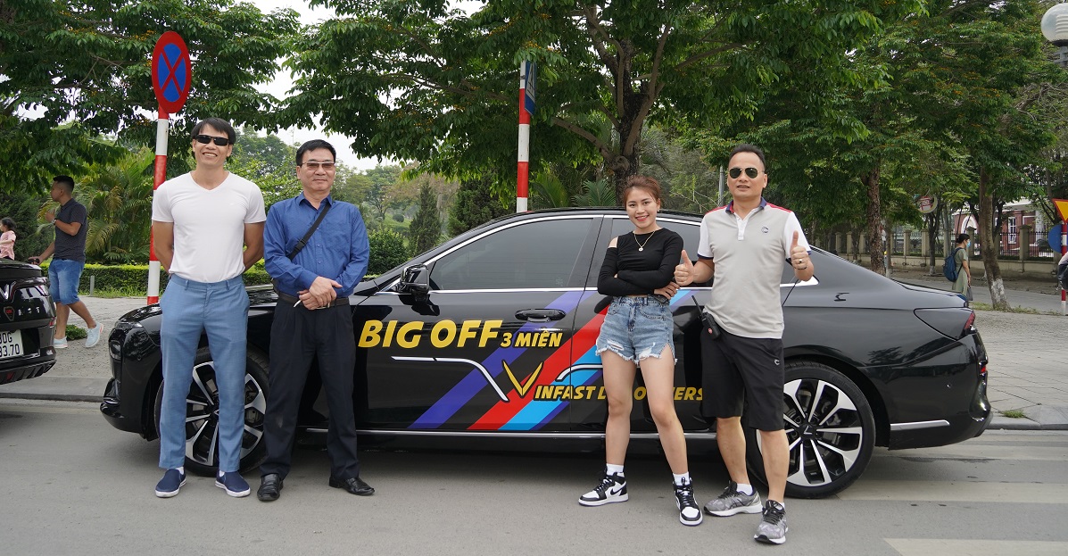 Big Offline Nam Hội An - Tấm ảnh chụp chung của chủ nhân xe VinFast trước khi xuất phát