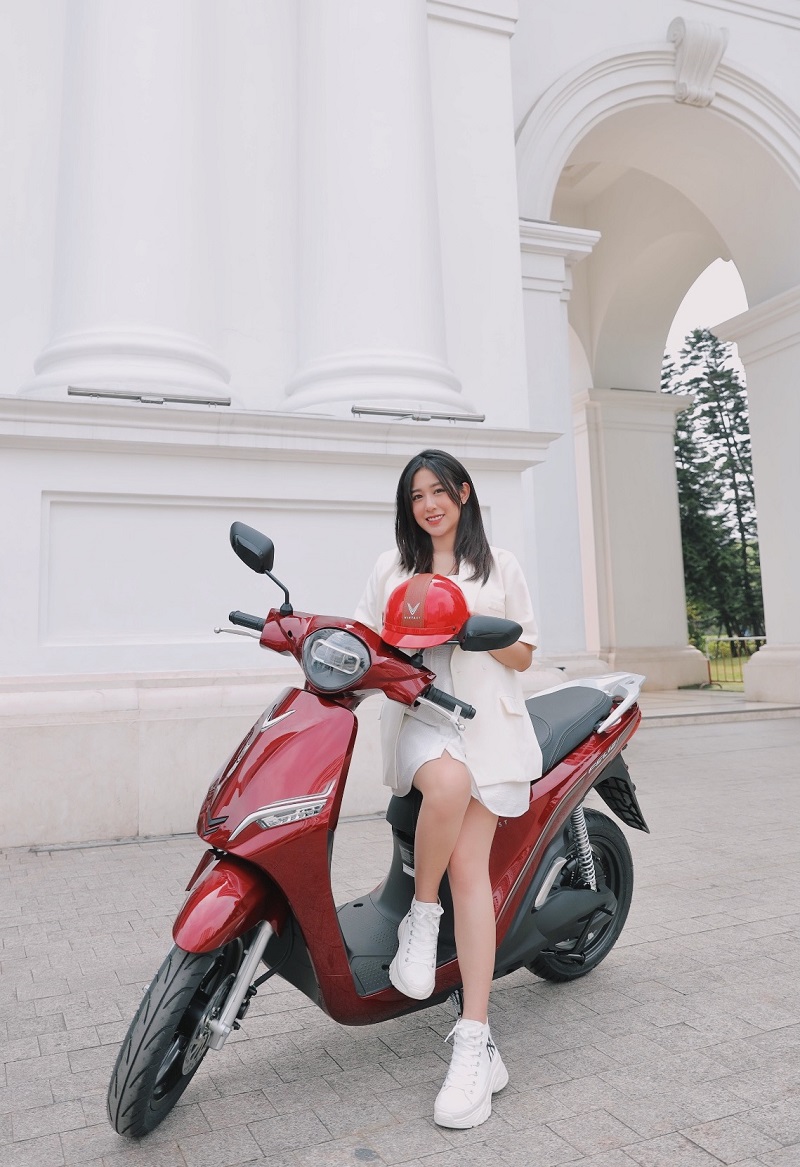Phiên bản đỏ rượu vang rất phù hợp với những người phụ nữ tự tin, quyền lực