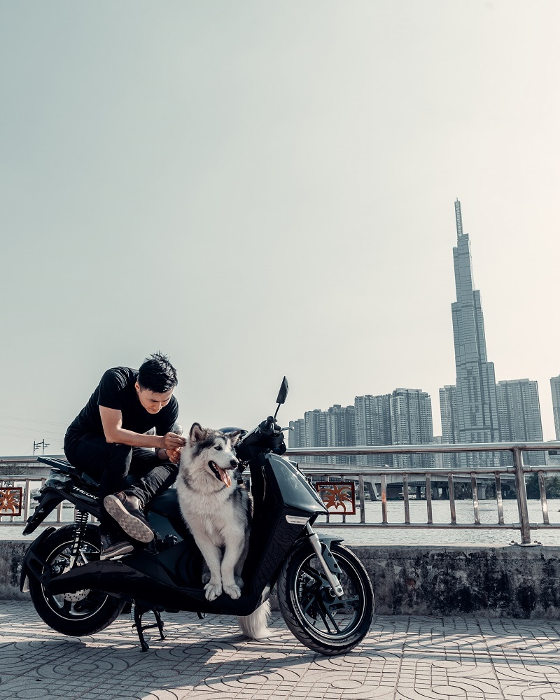 Màu đen là phiên bản bán chạy của Theon ở thời điểm hiện tại