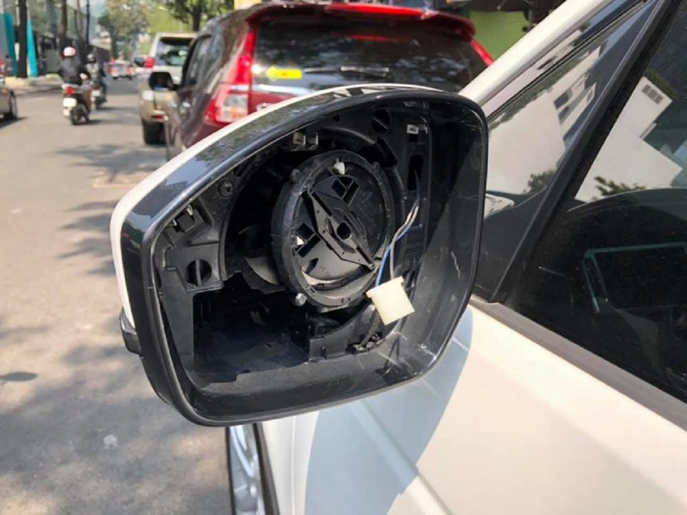chống trộm gương xe ô tô bằng cách lắp cáp